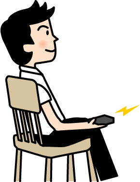 椅子に座ってリモコンを使う男性